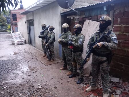 Allanamiento en chacra 181: dos delincuentes detenidos por múltiples ilícitos en Posadas Allanamiento en chacra 181: dos delincuentes detenidos por múltiples ilícitos en Posadas imagen-5