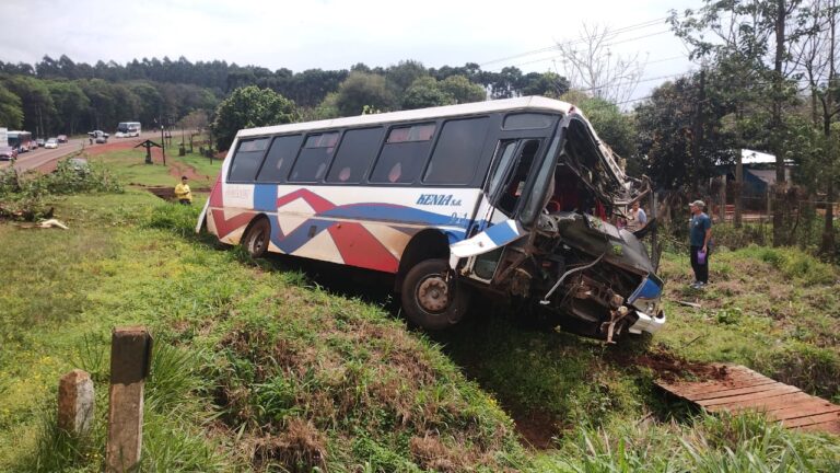 Despiste de ómnibus en el límite de Puerto Rico y Garuhapé deja dos heridos leves que fueron trasladados al hospital Despiste de ómnibus en el límite de Puerto Rico y Garuhapé deja dos heridos leves que fueron trasladados al hospital imagen-31