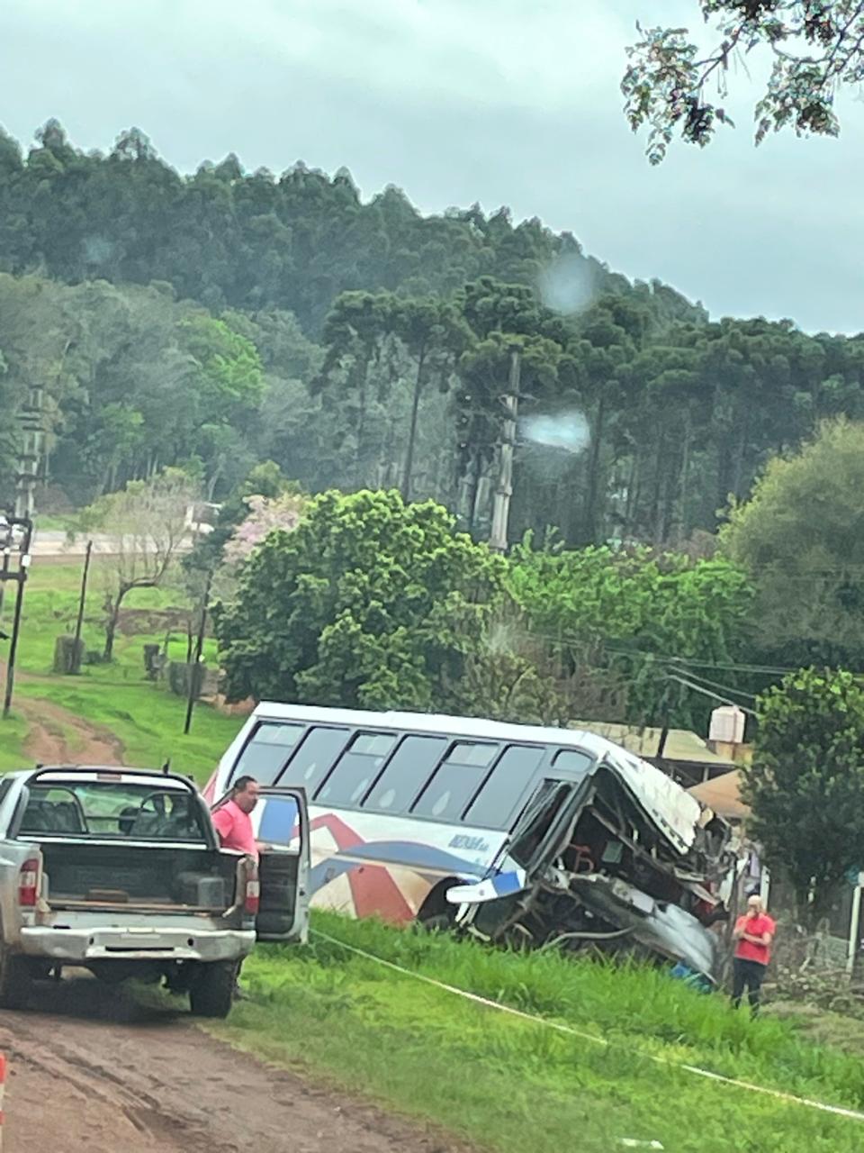 Despiste de ómnibus en el límite de Puerto Rico y Garuhapé deja dos heridos leves que fueron trasladados al hospital 5 Despiste de ómnibus en el límite de Puerto Rico y Garuhapé deja dos heridos leves que fueron trasladados al hospital imagen-4