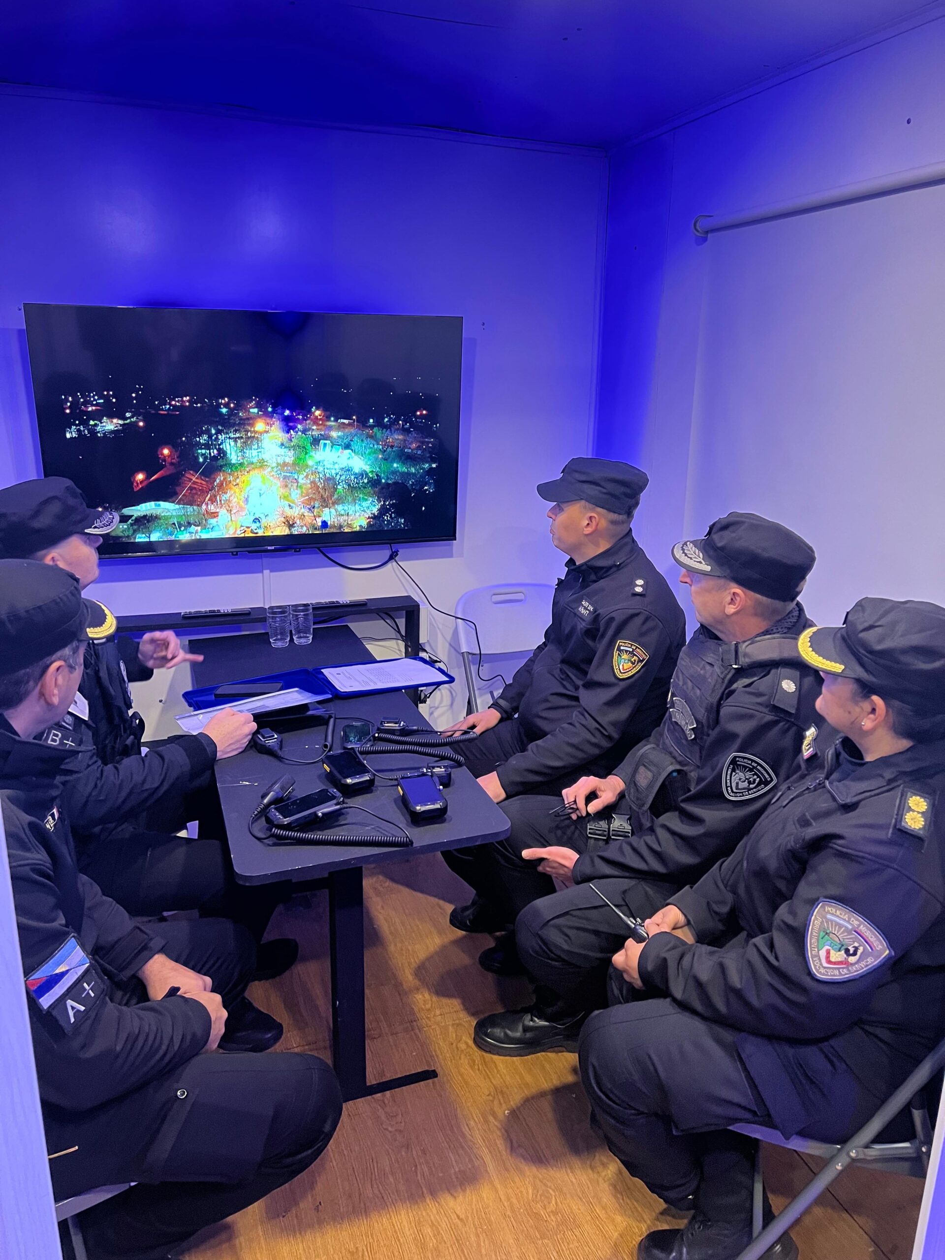 Tecnología en movimiento: la Policía de Misiones presenta su centro móvil de videovigilancia más avanzado de la región 3 Tecnología en movimiento: la Policía de Misiones presenta su centro móvil de videovigilancia más avanzado de la región imagen-2