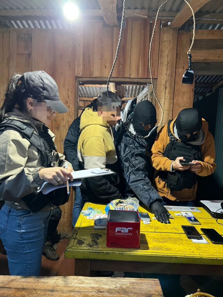 Capturaron a un «dealer» con $1,4 millones, drogas y armas; está acusado por narcomenudeo, tentativa de homicidio y robo Capturaron a un "dealer" con $1,4 millones, drogas y armas; está acusado por narcomenudeo, tentativa de homicidio y robo imagen-46