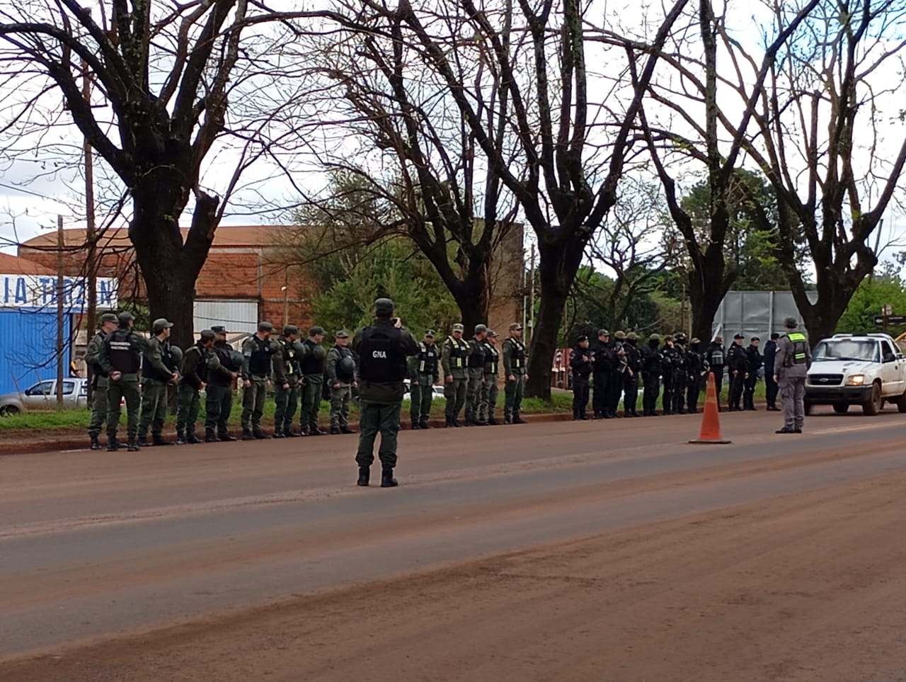 Virasoro: trabajadores suspendidos de forestal Tapebicuá cortan parcialmente la ruta 14 7 Virasoro: trabajadores suspendidos de forestal Tapebicuá cortan parcialmente la ruta 14 imagen-6
