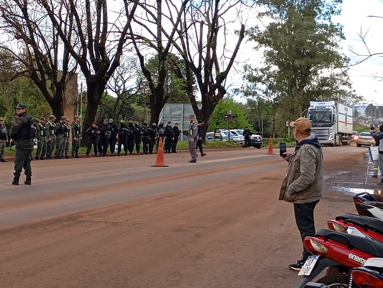 Virasoro: trabajadores suspendidos de forestal Tapebicuá cortan parcialmente la ruta 14 5 Virasoro: trabajadores suspendidos de forestal Tapebicuá cortan parcialmente la ruta 14 imagen-4