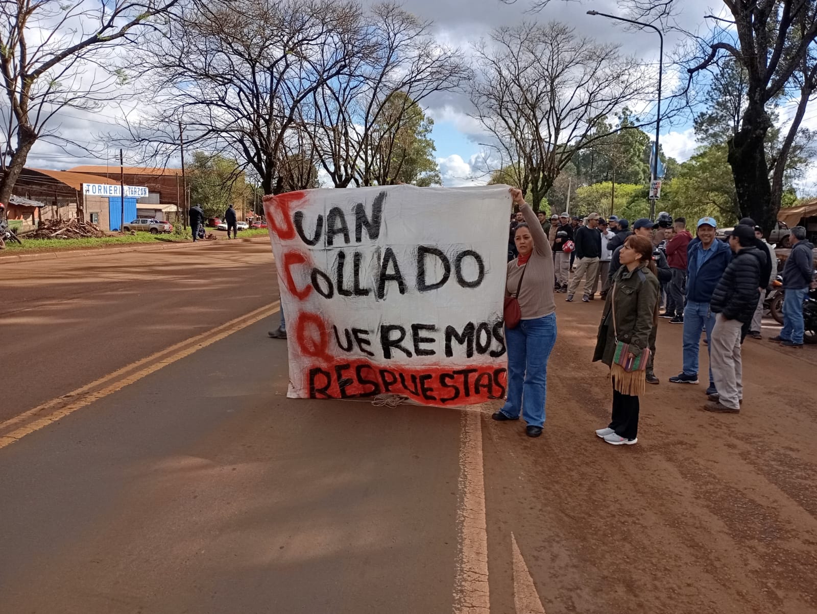 Virasoro: trabajadores suspendidos de forestal Tapebicuá cortan parcialmente la ruta 14 3 Virasoro: trabajadores suspendidos de forestal Tapebicuá cortan parcialmente la ruta 14 imagen-2