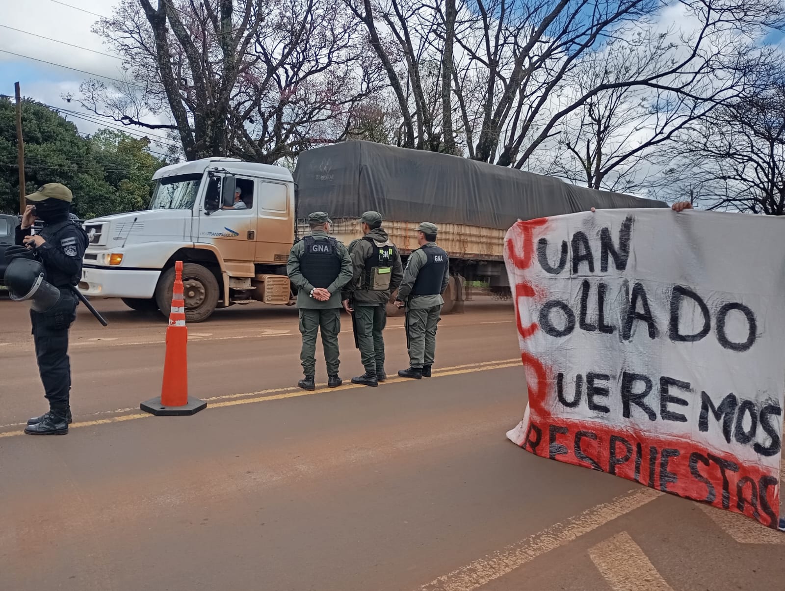 Virasoro: trabajadores suspendidos de forestal Tapebicuá cortan parcialmente la ruta 14 9 Virasoro: trabajadores suspendidos de forestal Tapebicuá cortan parcialmente la ruta 14 imagen-8