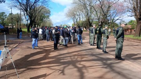 Virasoro: trabajadores suspendidos de forestal Tapebicuá cortan parcialmente la ruta 14 Virasoro: trabajadores suspendidos de forestal Tapebicuá cortan parcialmente la ruta 14 imagen-3