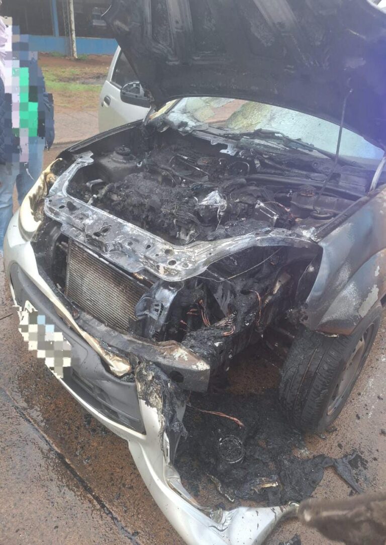 Un automóvil se incendió en plena avenida de Posadas, sin heridos Un automóvil se incendió en plena avenida de Posadas, sin heridos imagen-13