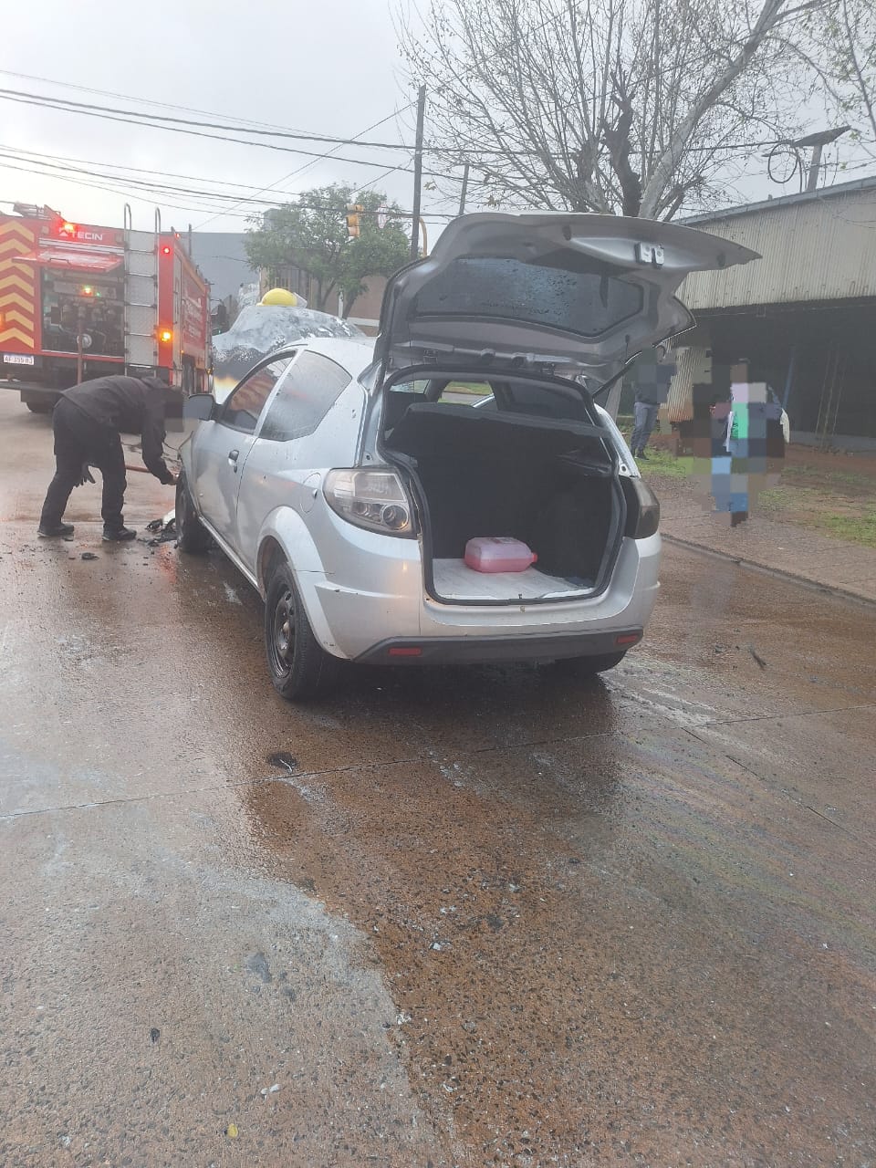 Un automóvil se incendió en plena avenida de Posadas, sin heridos 3 Un automóvil se incendió en plena avenida de Posadas, sin heridos imagen-2