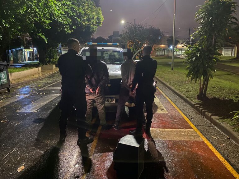 Posadas: dos ladrones detenidos cuando intentaban robar un parlante de un automóvil Posadas: dos ladrones detenidos cuando intentaban robar un parlante de un automóvil imagen-9