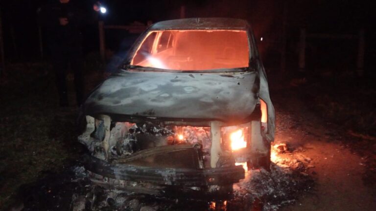 Bernardo de Irigoyen: un vehículo quedó totalmente destruido por el fuego Bernardo de Irigoyen: un vehículo quedó totalmente destruido por el fuego imagen-7