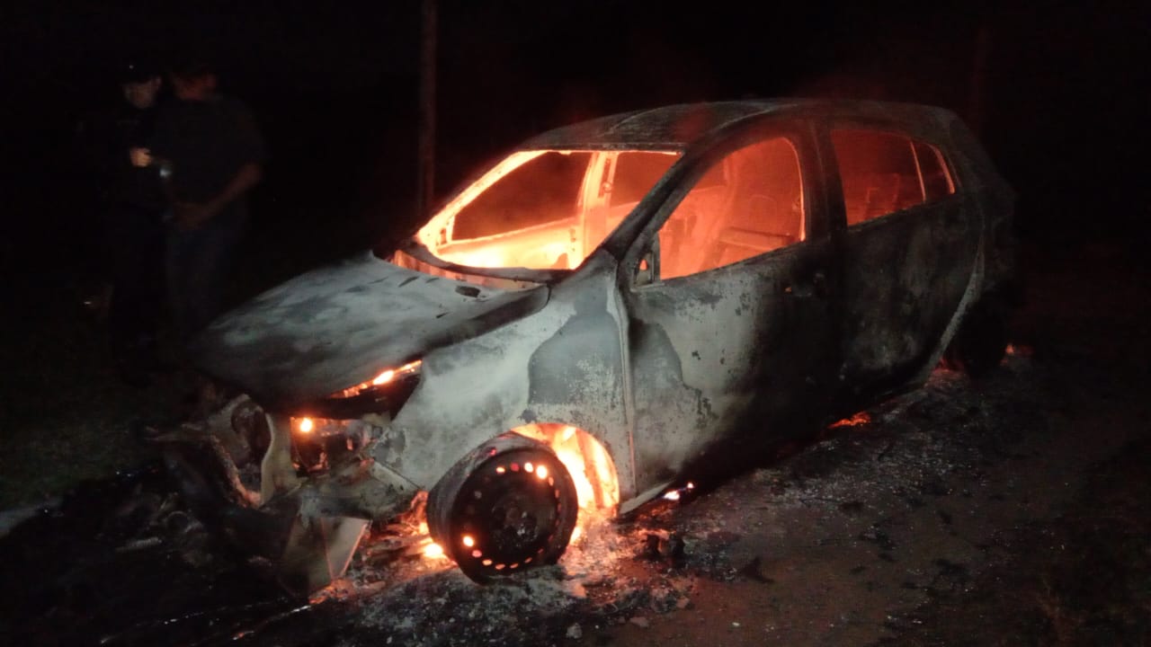Bernardo de Irigoyen: un vehículo quedó totalmente destruido por el fuego 3 Bernardo de Irigoyen: un vehículo quedó totalmente destruido por el fuego imagen-2