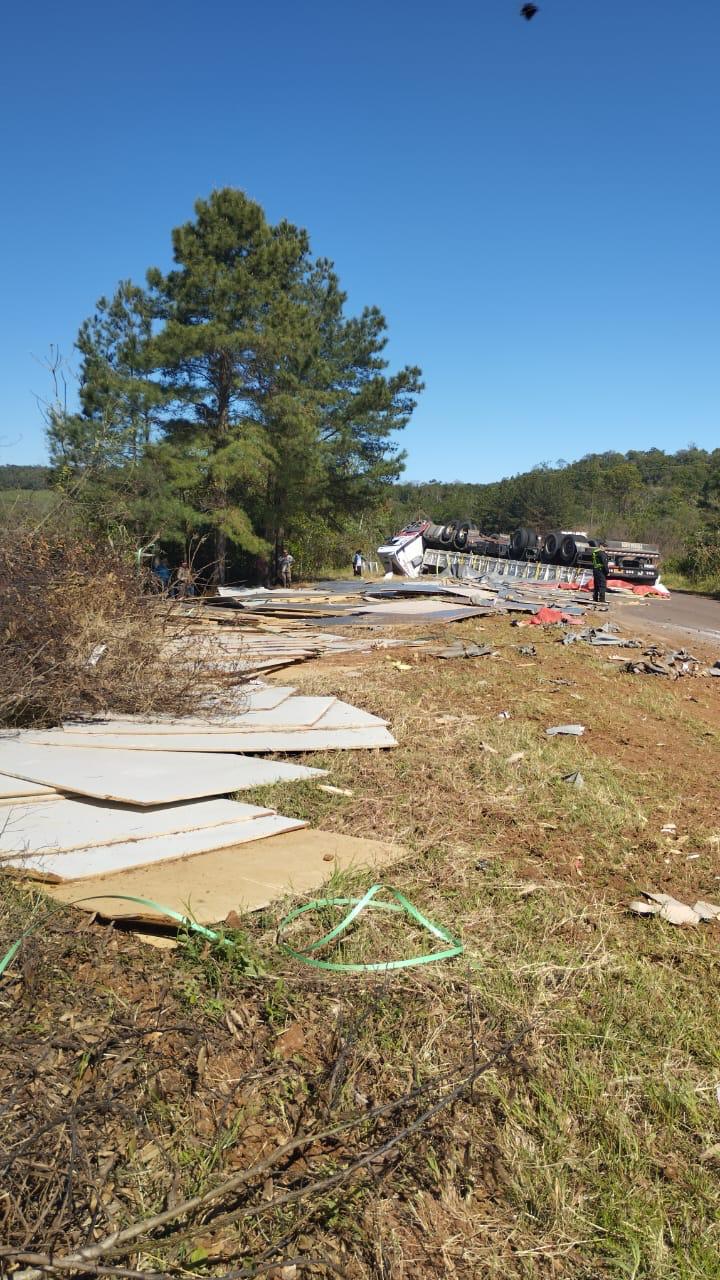 Conductor ileso tras despiste de camión en Dos de Mayo 3 Conductor ileso tras despiste de camión en Dos de Mayo imagen-2