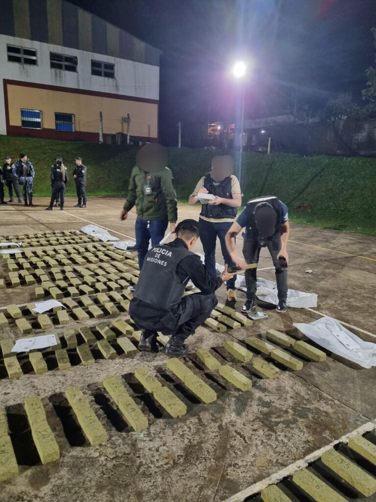 Con un scaneo detectan y secuestran más de 300 kilos de droga en una camioneta robada en Brasil Con un scaneo detectan y secuestran más de 300 kilos de droga en una camioneta robada en Brasil imagen-21