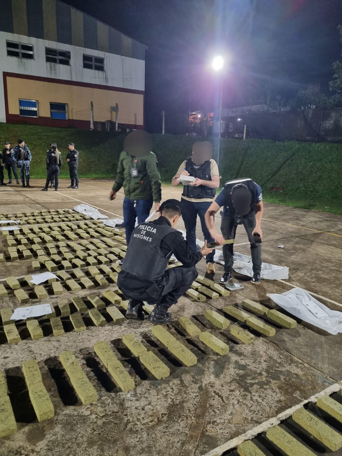 Con un scaneo detectan y secuestran más de 300 kilos de droga en una camioneta robada en Brasil Con un scaneo detectan y secuestran más de 300 kilos de droga en una camioneta robada en Brasil imagen-1