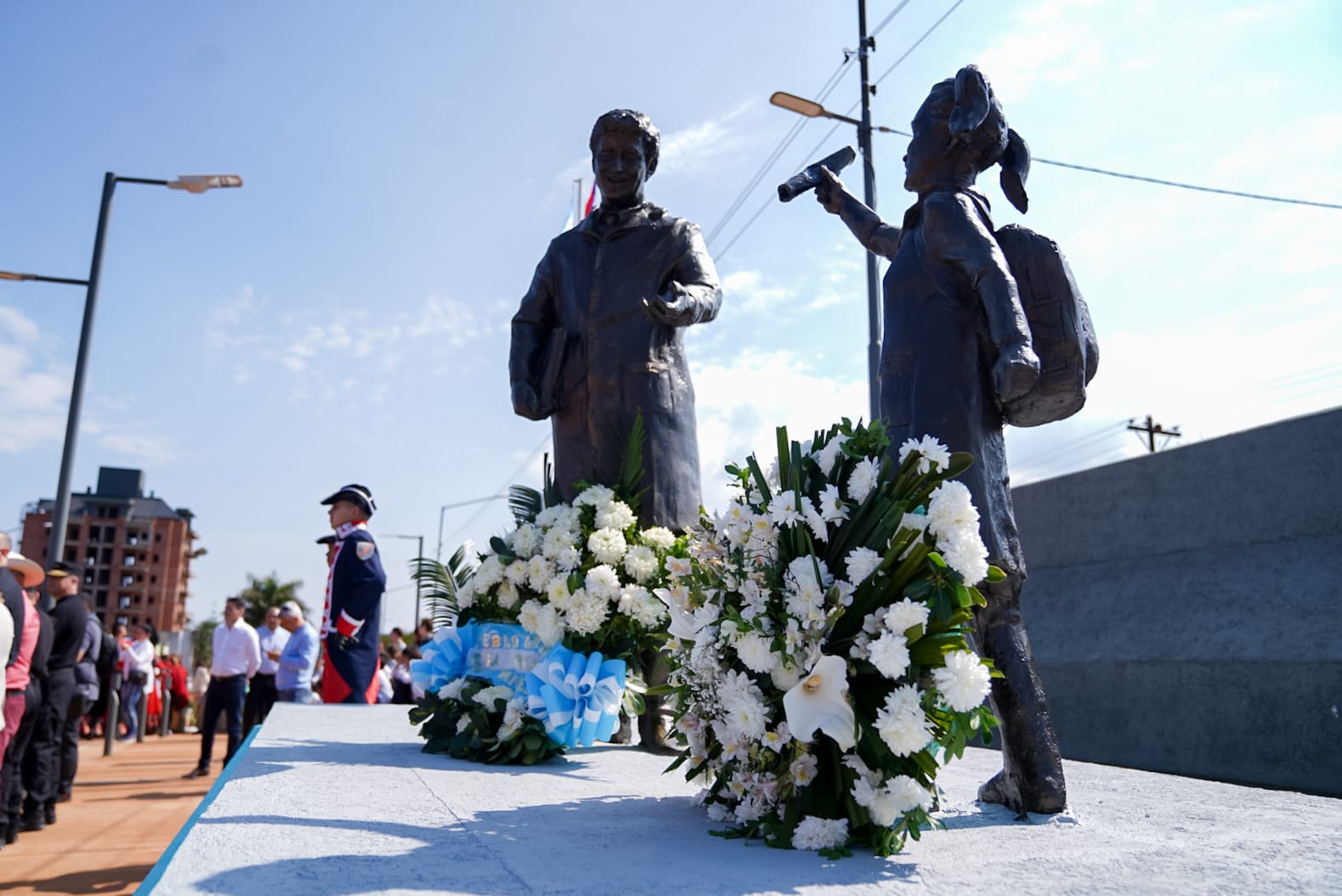 Son un faro de luz y la semilla de esperanza para tantos niños", aseguró Passalacqua en el acto central por el Día del Maestro imagen-2