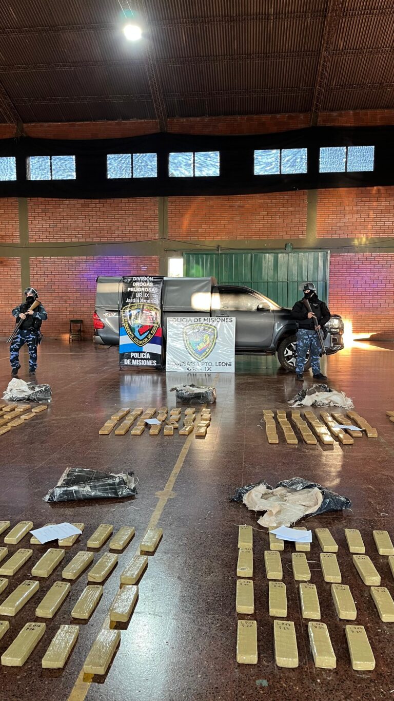 La Policía de Misiones incautó más de 1.200 kilos de marihuana valuados en $4.400 millones La Policía de Misiones incautó más de 1.200 kilos de marihuana valuados en $4.400 millones imagen-42