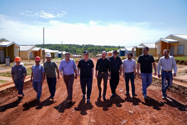 El Gobernador recorrió obras de viviendas y servicios en Oberá, financiadas con recursos provinciales El Gobernador recorrió obras de viviendas y servicios en Oberá, financiadas con recursos provinciales imagen-34