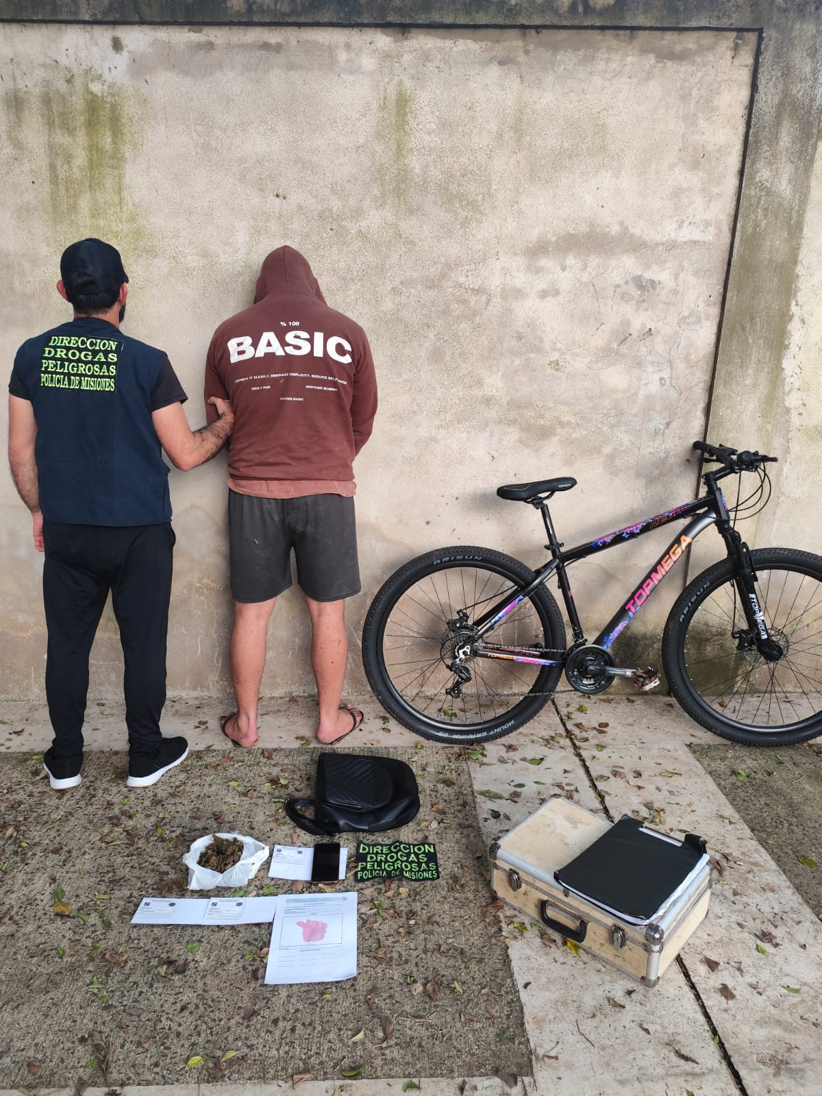 Posadas: detuvieron a «bicidealer» cerca del Cementerio La Piedad Posadas: detuvieron a "bicidealer" cerca del Cementerio La Piedad imagen-1