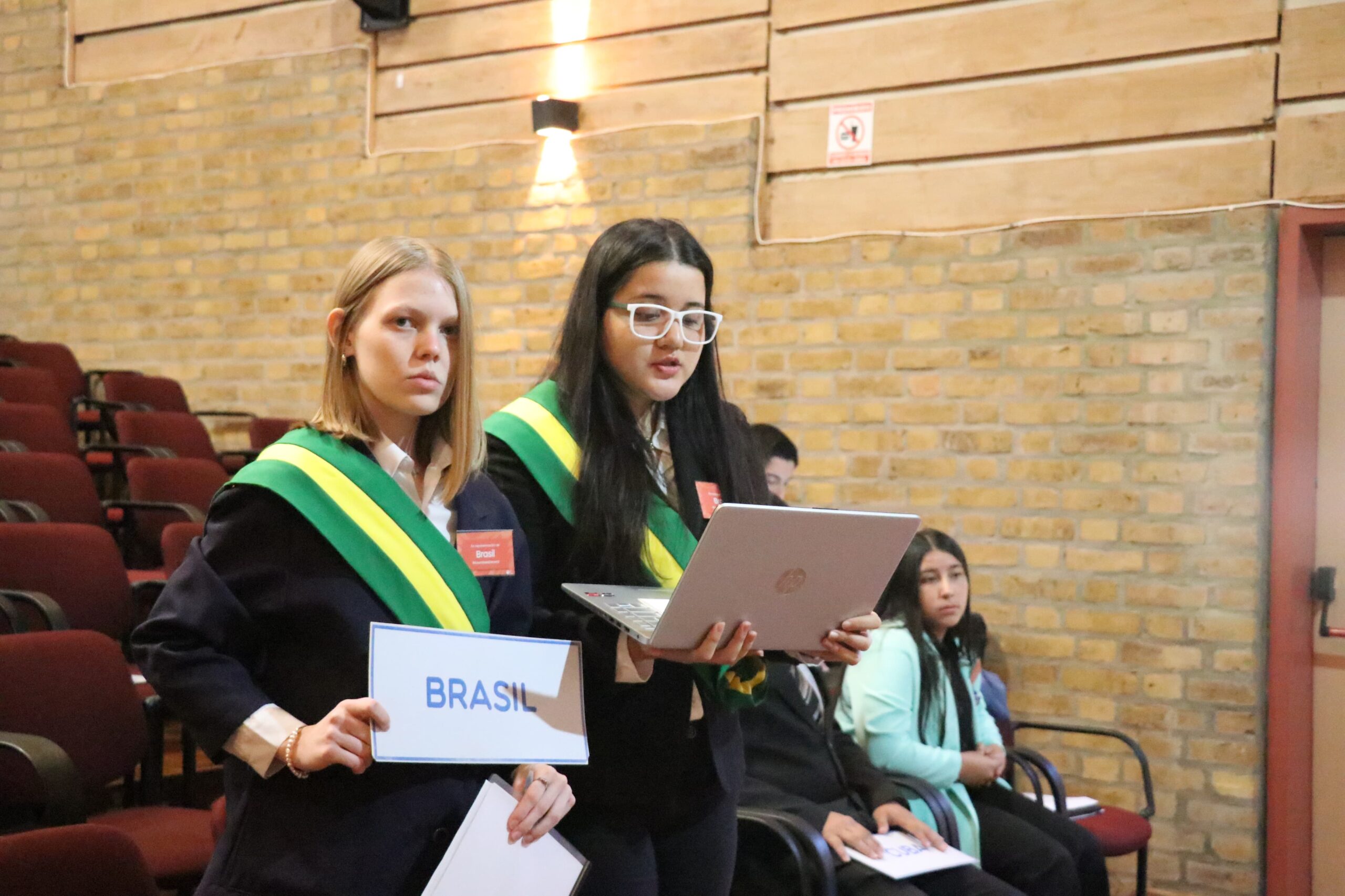 Modelo de Naciones Unidas en Alem: Jóvenes debatieron sobre pedofilia y trata infantil imagen-2