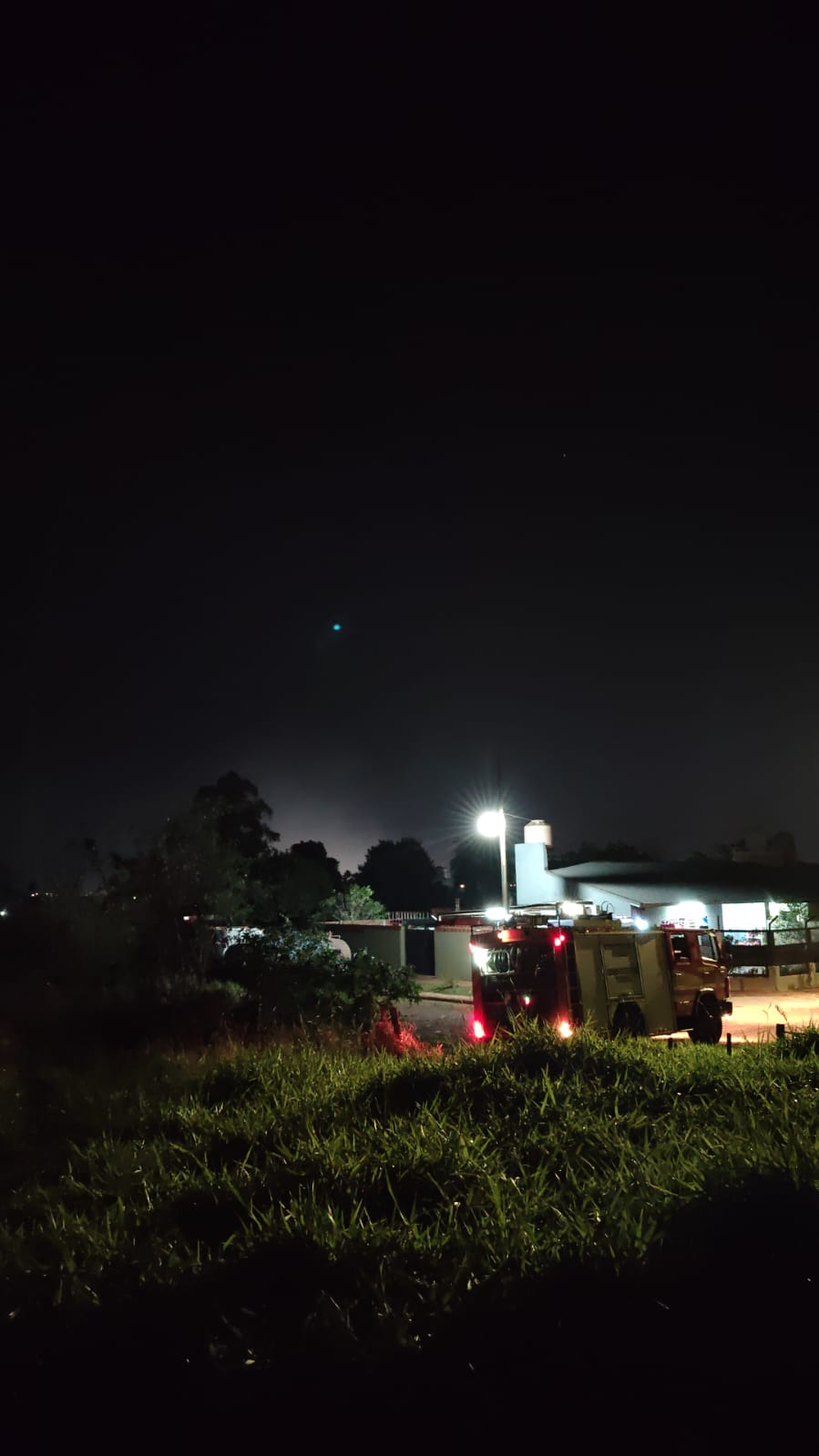 Posadas: Bomberos sofocaron un incendio de malezas en el barrio Lucero 3 Posadas: Bomberos sofocaron un incendio de malezas en el barrio Lucero imagen-2