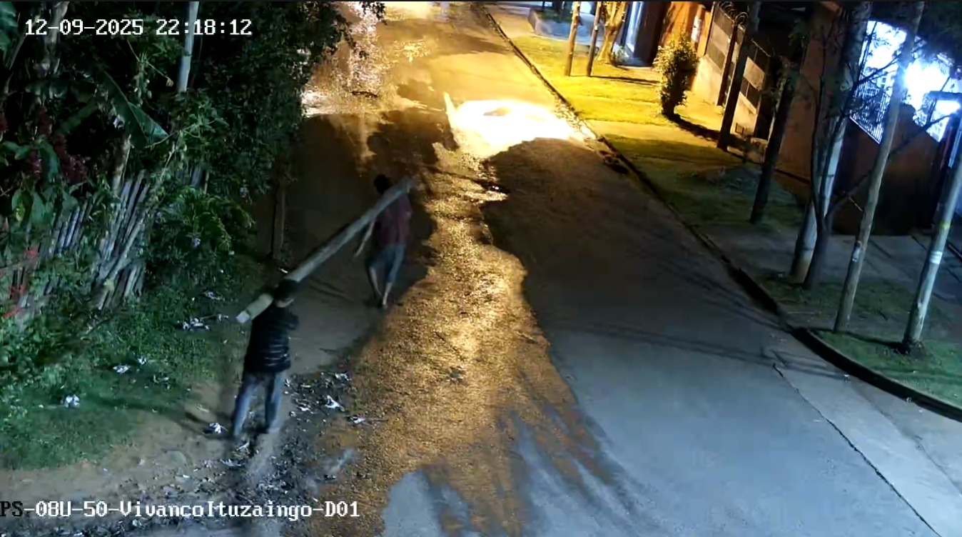 Posadas: robaron postes de luz de un club, fueron rastreados por las cámaras y terminaron detenidos Posadas: robaron postes de luz de un club, fueron rastreados por las cámaras y terminaron detenidos imagen-1