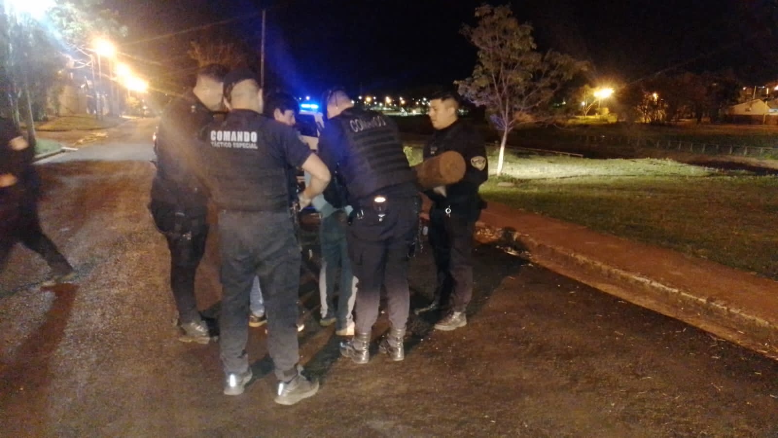 Posadas: robaron postes de luz de un club, fueron rastreados por las cámaras y terminaron detenidos 7 Posadas: robaron postes de luz de un club, fueron rastreados por las cámaras y terminaron detenidos imagen-6