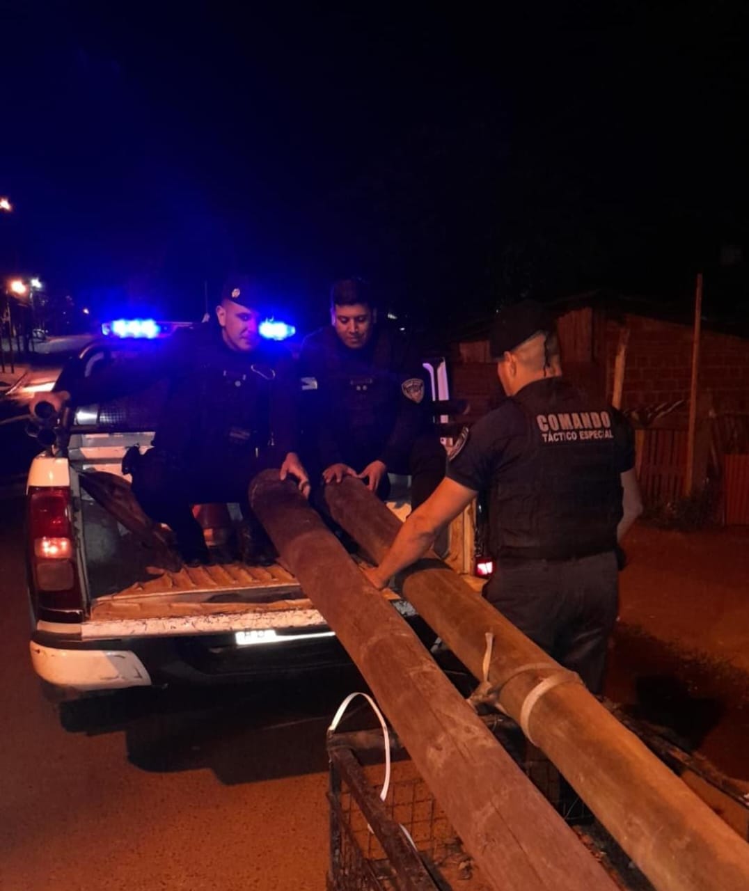 Posadas: robaron postes de luz de un club, fueron rastreados por las cámaras y terminaron detenidos 5 Posadas: robaron postes de luz de un club, fueron rastreados por las cámaras y terminaron detenidos imagen-4