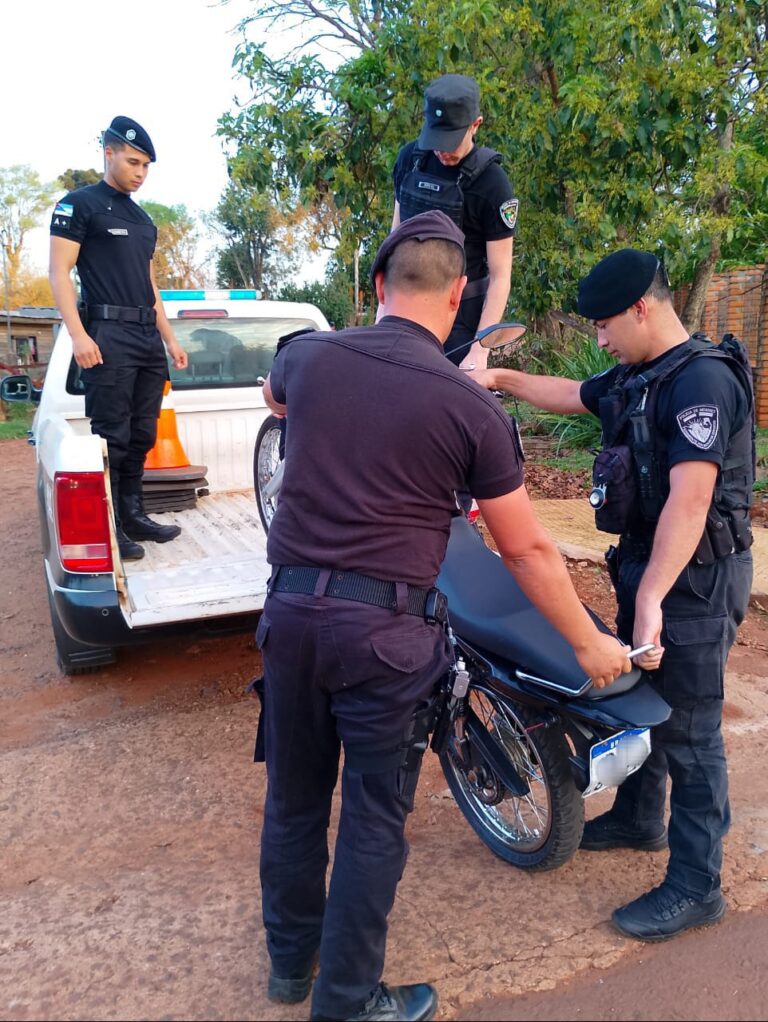 De las acrobacias al secuestro: la Policía incauta la moto de un joven por maniobras temerarias en San Antonio imagen-41