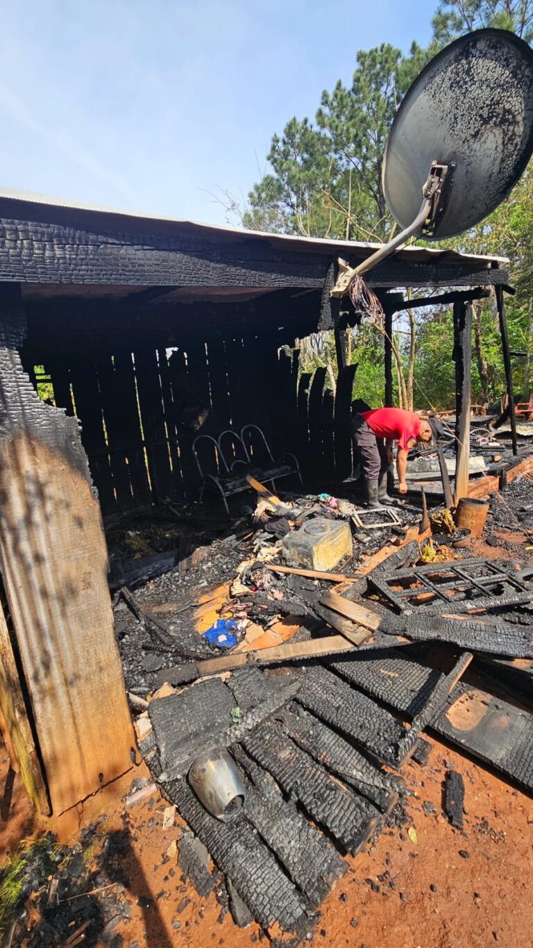 Incendio destruyó una vivienda en Santo Pipó imagen-34