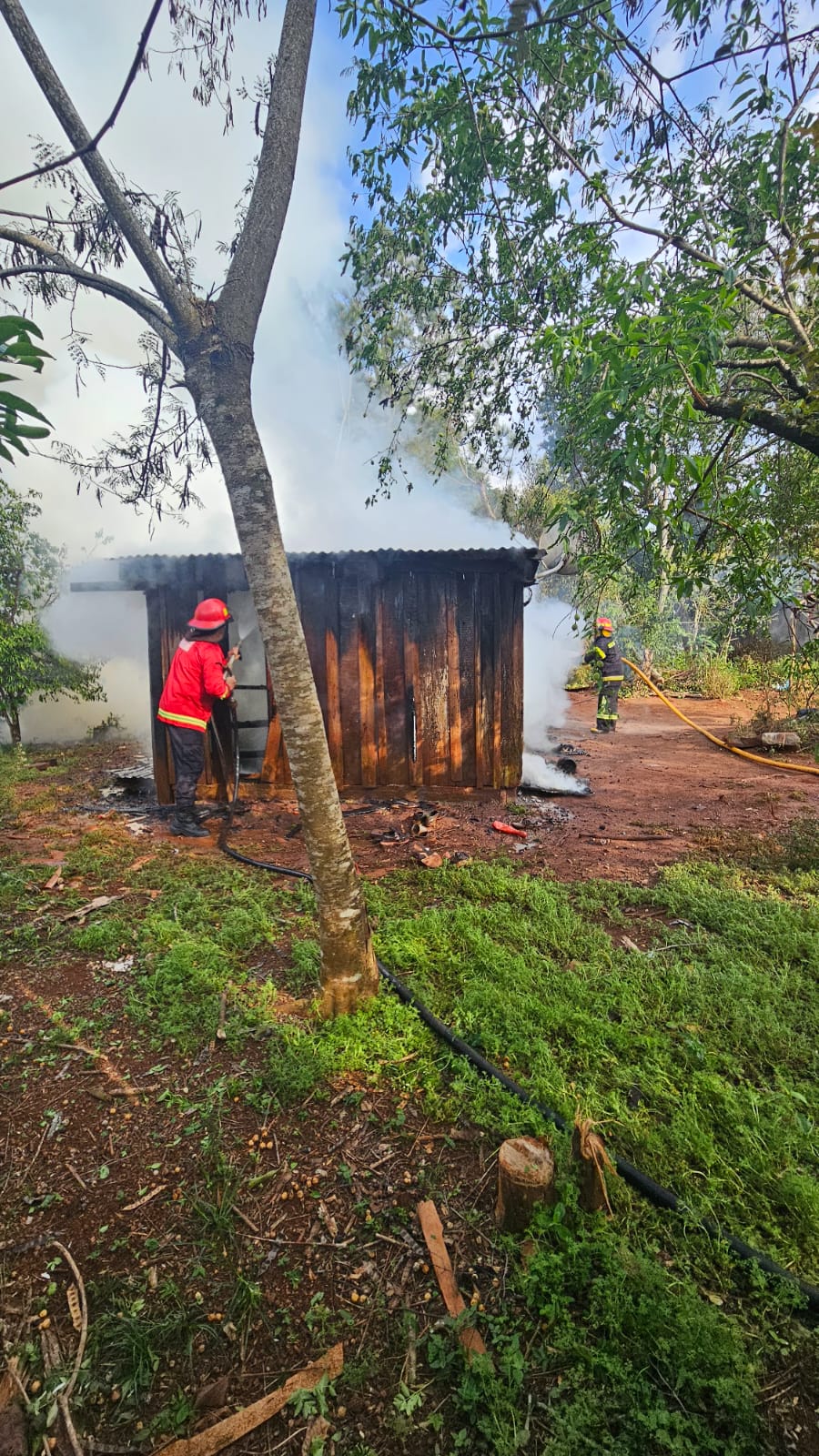 Incendio destruyó vivienda en el barrio Apepú de Santo Pipó este domingo 3 Incendio destruyó vivienda en el barrio Apepú de Santo Pipó este domingo imagen-2