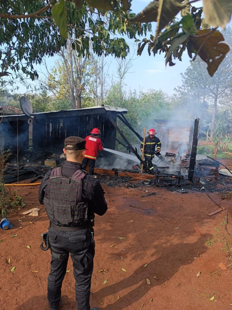 Incendio destruyó vivienda en el barrio Apepú de Santo Pipó este domingo imagen-21