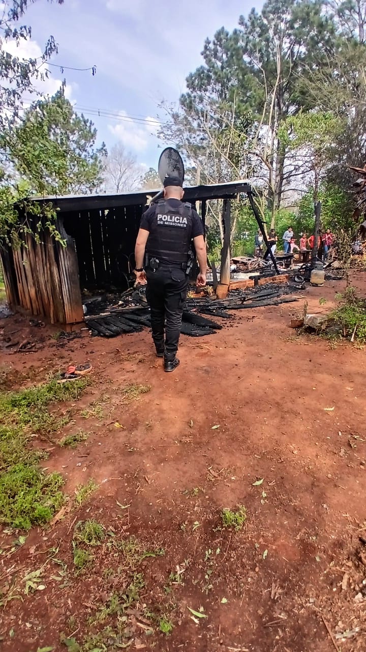 Incendio destruyó vivienda en el barrio Apepú de Santo Pipó este domingo 7 Incendio destruyó vivienda en el barrio Apepú de Santo Pipó este domingo imagen-6