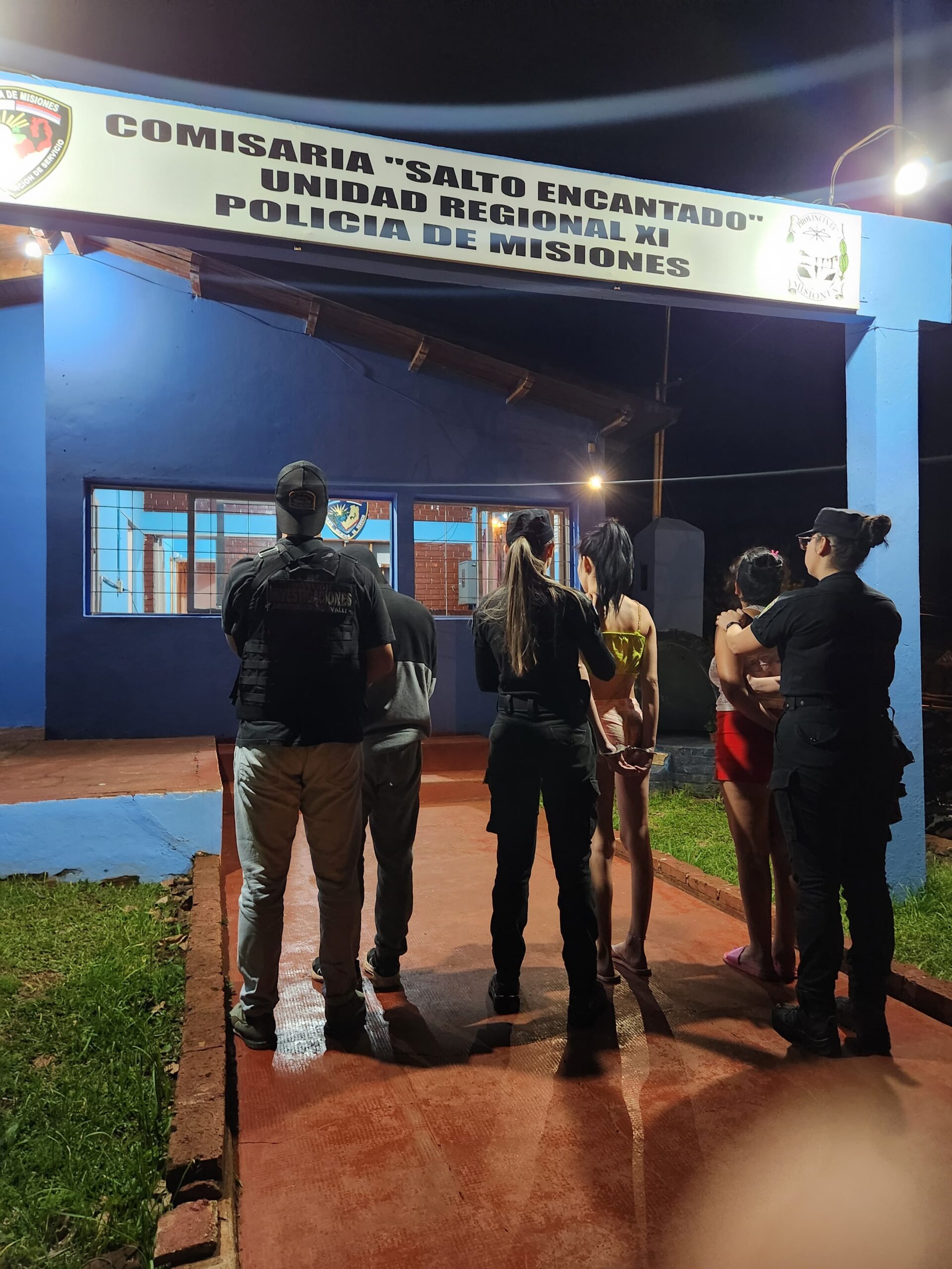 Arrestaron a tres integrantes de una banda que armados intimidaban a vecinos de Salto Encantado Arrestaron a tres integrantes de una banda que armados intimidaban a vecinos de Salto Encantado imagen-1