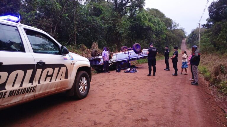 Despiste y vuelco de una camioneta en un camino de San Pedro imagen-37