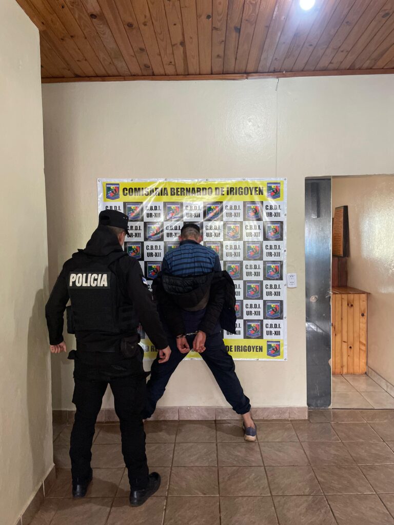 Se aprovechó de un abuelo y le robó sus ahorros del cajero imagen-37