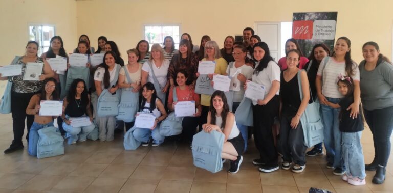 El Ministerio de Trabajo consolida los espacios de formación laboral con la entrega de diplomas y kits del curso “Manos con Futuro” imagen-40