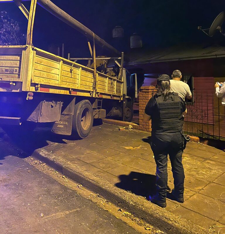 Un camión sin frenos impactó contra una vivienda en Eldorado imagen-33