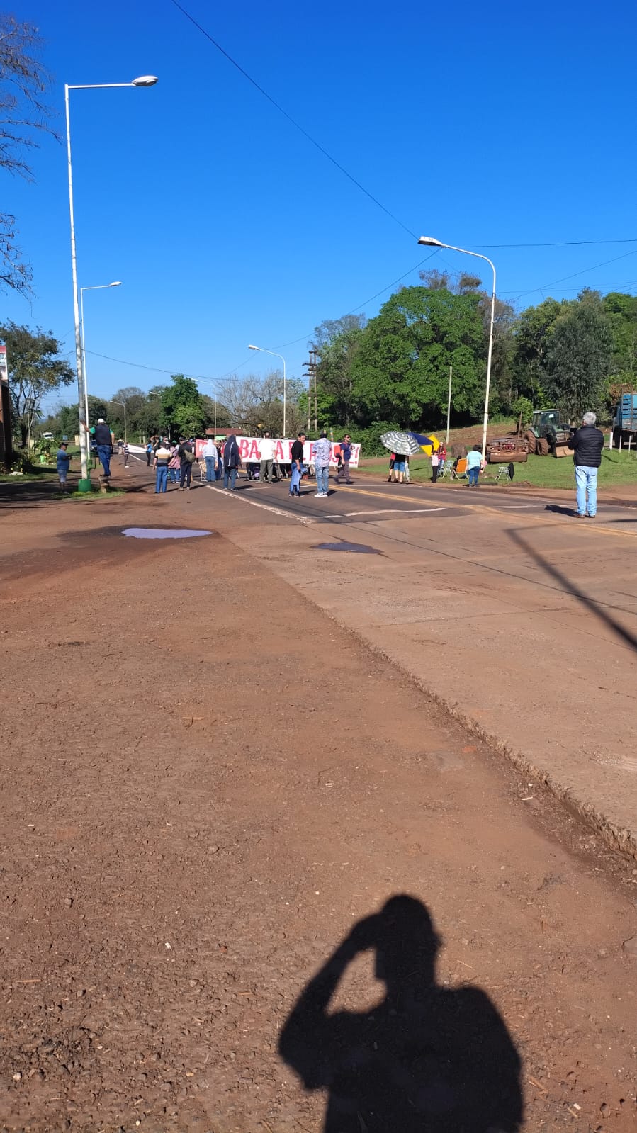 Montecarlo: docentes cortaron la Ruta Nacional 12 y el tránsito fue desviado 3 Montecarlo: docentes cortaron la Ruta Nacional 12 y el tránsito fue desviado imagen-2