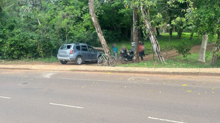 Siniestro vial entre un automóvil y una motocicleta en Posadas imagen-6