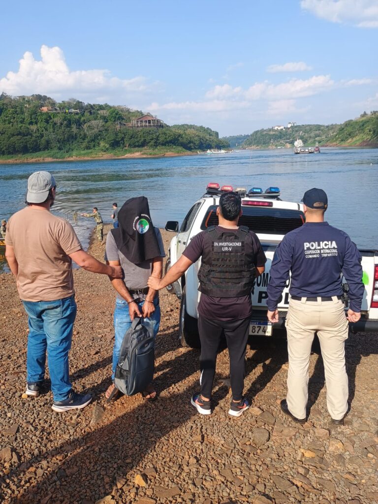 Trabajo conjunto de Misiones y Paraguay permitió atrapar al prófugo por el homicidio del Policía Miñarro y de un gomero en Eldorado imagen-12