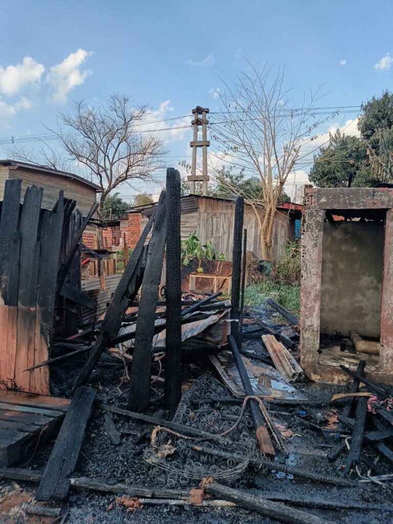 Incendio en una vivienda de Puerto Iguazú: dejó dos heridos imagen-10