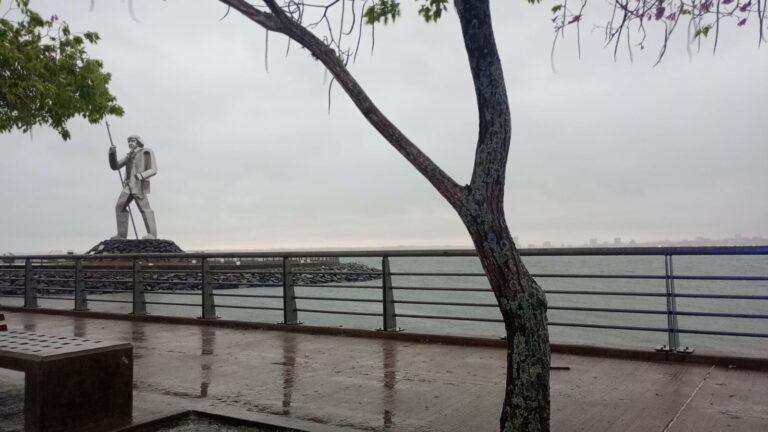 Posadas: pescador a bordo de una canoa fue arrastrado por la corriente y los fuertes vientos imagen-22