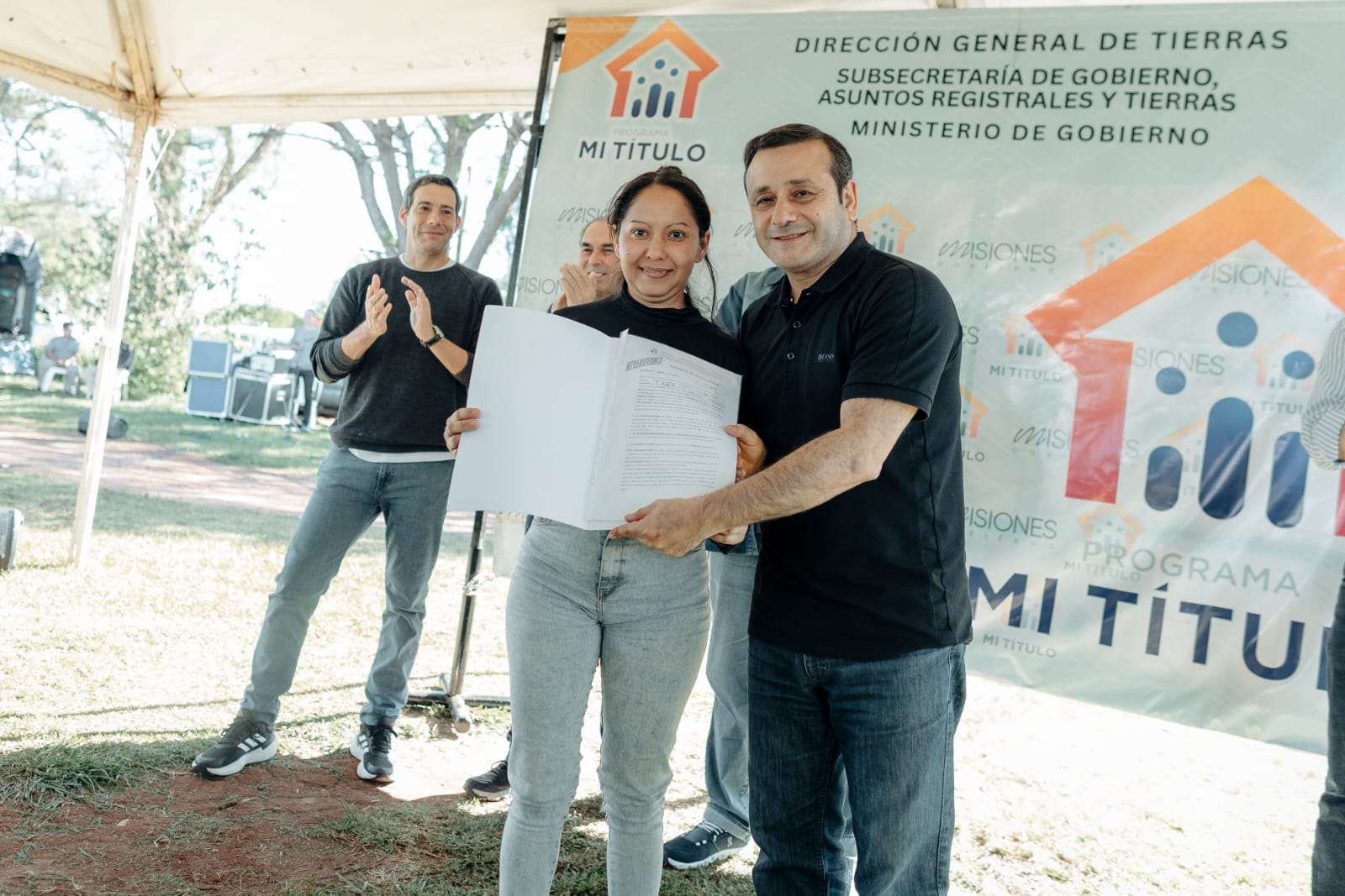 Passalacqua y Herrera Ahuad entregaron 71 permisos de ocupación en el barrio Santa Cecilia 9 Passalacqua y Herrera Ahuad entregaron 71 permisos de ocupación en el barrio Santa Cecilia imagen-8