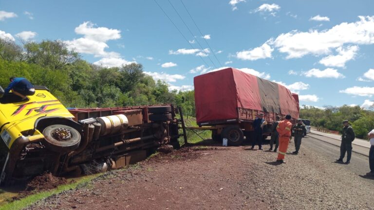 Un camión cargado con yerba mate despistó en la Ruta 105 Un camión cargado con yerba mate despistó en la Ruta 105 imagen-19
