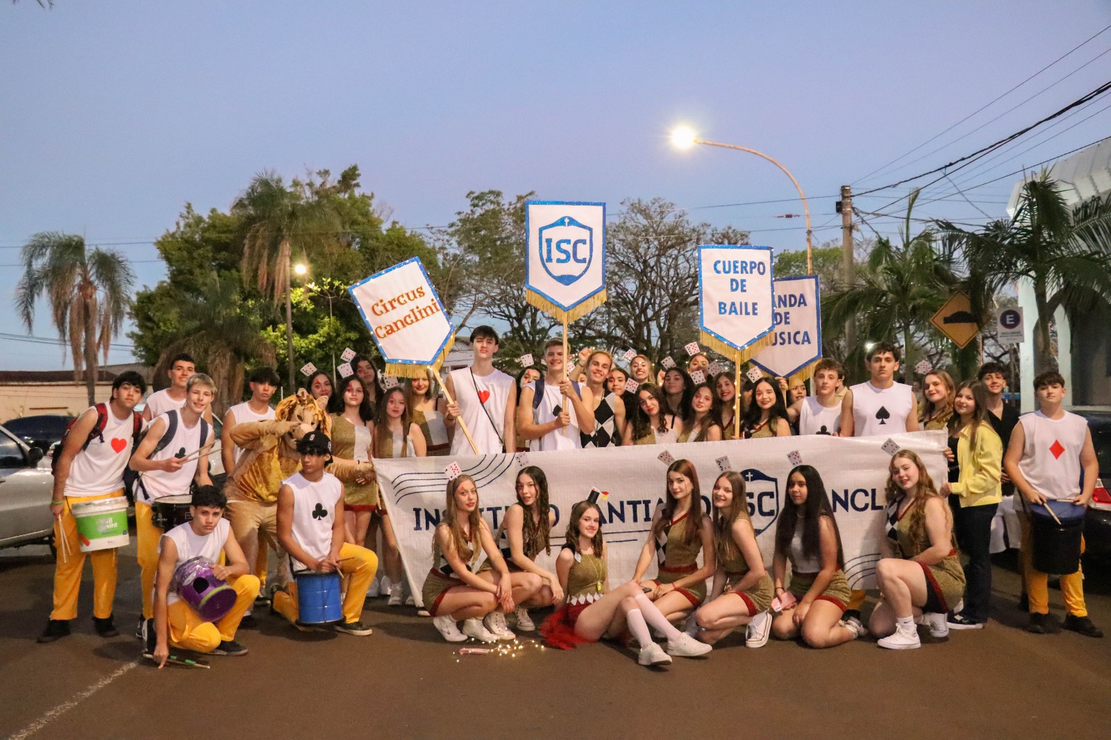 Alem vivió la apertura de la Estudiantina con un colorido desfile de colegios imagen-8