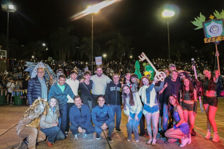 Alem vivió la apertura de la Estudiantina con un colorido desfile de colegios imagen-46