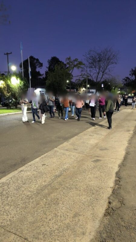 El Soberbio: separaron a la Directora de la Escuela 617, al maestro acusado de sacar fotos a menores, a una docente y a un profesor de Informática, hubo una marcha en reclamo de justicia imagen-3