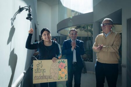 Passalacqua y Herrera Ahuad recorrieron el Parque de la Salud para conocer el funcionamiento del PET/TC y acompañaron a Tania en el cierre de su tratamiento oncológico imagen-4