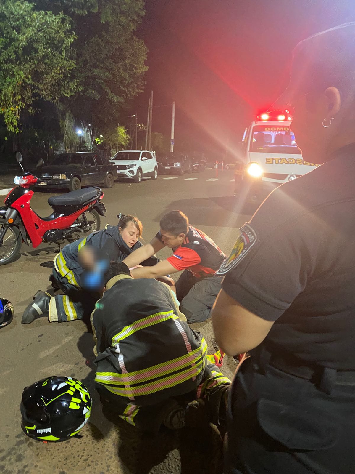 Colisión entre un automóvil y una motocicleta en Jardín América dejó dos heridos imagen-2