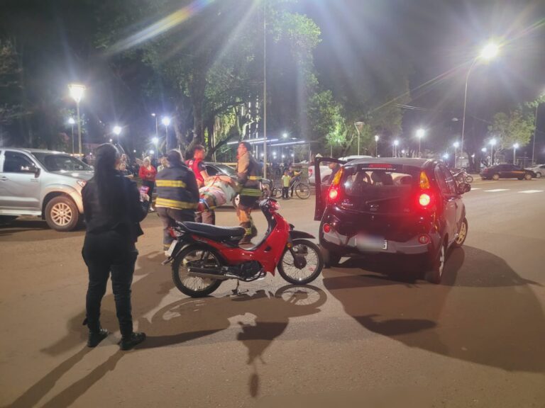 Colisión entre un automóvil y una motocicleta en Jardín América dejó dos heridos imagen-23